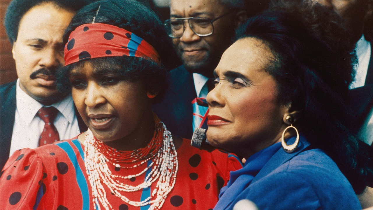 کورتا اسکات کینگ همسر مارتین لوتر کینگ در سال 1986  به همراه وینی ماندلا 